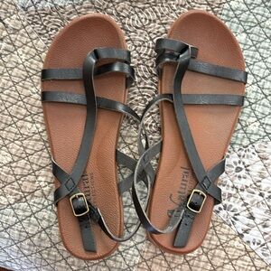Good condition black strap size 7 sandals